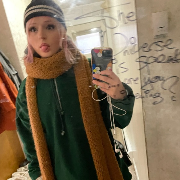 Black tuque with double white line - Picture 4 of 5